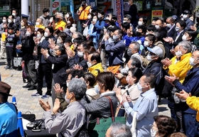 選挙戦最終日を迎え、投票を呼びかける候補者らの演説を聞く有権者=8日午後、神戸市内(撮影・小林良多) 選挙戦最終日を迎え、投票を呼びかける候補者らの演説を聞く有権者=8日午後、神戸市内(撮影・小林良多)