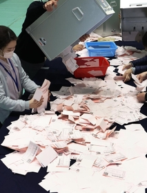 開披台に投票箱を開け、県議選の開票作業を始める職員ら=9日午後9時1分、神戸市中央区楠町4、市立中央体育館(撮影・大森 武) 開披台に投票箱を開け、県議選の開票作業を始める職員ら=9日午後9時1分、神戸市中央区楠町4、市立中央体育館(撮影・大森 武)