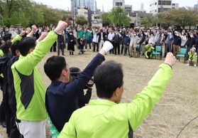 出陣式で気勢を上げる姫路市長選の候補者ら=16日午前、兵庫県姫路市内(撮影・辰巳直之、画像の一部を加工しています) 出陣式で気勢を上げる姫路市長選の候補者ら=16日午前、兵庫県姫路市内(撮影・辰巳直之、画像の一部を加工しています)