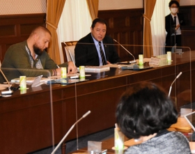 ウクライナのコルスンスキー駐日大使(左から2人目)も出席した検討会=兵庫県公館 ウクライナのコルスンスキー駐日大使(左から2人目)も出席した検討会=兵庫県公館