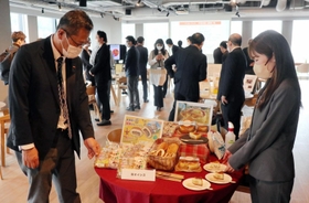 アンカー神戸から創出した新商品を紹介する会員企業=神戸市中央区加納町4 アンカー神戸から創出した新商品を紹介する会員企業=神戸市中央区加納町4