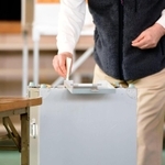 統一地方選後半の市長選などや衆参5補欠選挙の投票が、間もなく午後8時に締め切られます。それと同時に、テレビやインターネットでは「○○さん当選確実」などの情報が一斉に流れ始めます。