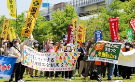労働者の暮らし改善を求めて団結した参加者=神戸市中央区小野浜町 労働者の暮らし改善を求めて団結した参加者=神戸市中央区小野浜町