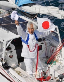 ヨットで世界最高齢となる単独無寄港の太平洋横断に成功し、帽子を振る海洋冒険家の堀江謙一さん=2022年6月4日午後、大阪湾 ヨットで世界最高齢となる単独無寄港の太平洋横断に成功し、帽子を振る海洋冒険家の堀江謙一さん=2022年6月4日午後、大阪湾