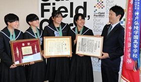 斎藤元彦知事に優勝を報告する神戸弘陵学園高校女子硬式野球部の(左から)西田真梨さん、井上海さん、谷川萌季さん、三村歩生さん=兵庫県庁 斎藤元彦知事に優勝を報告する神戸弘陵学園高校女子硬式野球部の(左から)西田真梨さん、井上海さん、谷川萌季さん、三村歩生さん=兵庫県庁