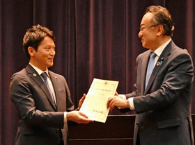 岡田直樹地方創生担当相(右)から選定証を受け取る斎藤元彦兵庫県知事=東京都千代田区 岡田直樹地方創生担当相(右)から選定証を受け取る斎藤元彦兵庫県知事=東京都千代田区