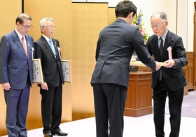 「県勢高揚功労」に選ばれ、斎藤元彦知事から表彰される蓑豊さん(右端)と(左から)家次恒さん、太田勲さん=神戸市中央区下山手通4、兵庫県公館 「県勢高揚功労」に選ばれ、斎藤元彦知事から表彰される蓑豊さん(右端)と(左から)家次恒さん、太田勲さん=神戸市中央区下山手通4、兵庫県公館