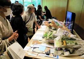 出席者が花や写真などを持ち寄った「越智裕二郎さんとの思い出を語る会」=西宮市大谷記念美術館 出席者が花や写真などを持ち寄った「越智裕二郎さんとの思い出を語る会」=西宮市大谷記念美術館