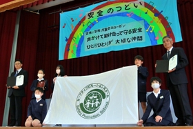 SPSの認証盾や旗を披露する丹波篠山市立古市小学校の児童ら=同市波賀野新田 SPSの認証盾や旗を披露する丹波篠山市立古市小学校の児童ら=同市波賀野新田