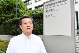 厚生労働省の前で要請交渉について語る曽我部和弘さん=東京都千代田区 厚生労働省の前で要請交渉について語る曽我部和弘さん=東京都千代田区