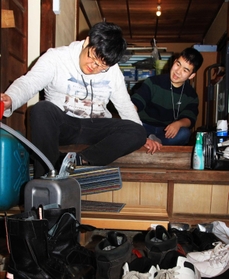 きょうだい児の集まりで、友人と一緒にストーブに灯油を入れる宏太(右)。みんなで同じ時間を過ごすと安らぐ=神戸市長田区 きょうだい児の集まりで、友人と一緒にストーブに灯油を入れる宏太(右)。みんなで同じ時間を過ごすと安らぐ=神戸市長田区