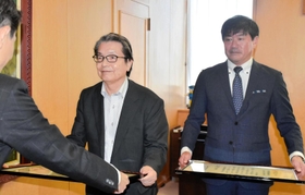 兵庫県警の村井紀之本部長から感謝状を受け取る(右から)三木剛さんと森井昌克さん=県警本部 兵庫県警の村井紀之本部長から感謝状を受け取る(右から)三木剛さんと森井昌克さん=県警本部