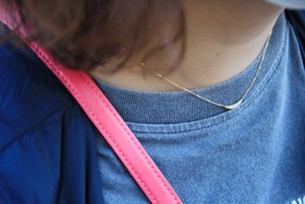 ラムの首元に、彼氏から誕生日にもらったネックレス。彼を思うほど不安が募る=神戸市内 ラムの首元に、彼氏から誕生日にもらったネックレス。彼を思うほど不安が募る=神戸市内