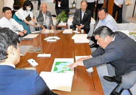 北朝鮮のミサイルが日本海に落下したことを受け、兵庫県漁業協同組合連合会の田沼政男会長(手前右)らが斎藤元彦知事(手前左)と意見を交わした=兵庫県庁 北朝鮮のミサイルが日本海に落下したことを受け、兵庫県漁業協同組合連合会の田沼政男会長(手前右)らが斎藤元彦知事(手前左)と意見を交わした=兵庫県庁