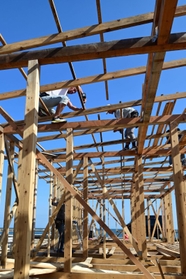 青空が広がる中、着々と工事が進む海の家=19日午後、神戸市須磨区の須磨海岸(撮影・中西幸大) 青空が広がる中、着々と工事が進む海の家=19日午後、神戸市須磨区の須磨海岸(撮影・中西幸大)