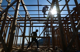 強い日差しが注ぐ中、着々と工事が進む海の家=19日午後、神戸市須磨区の須磨海岸(撮影・中西幸大) 強い日差しが注ぐ中、着々と工事が進む海の家=19日午後、神戸市須磨区の須磨海岸(撮影・中西幸大)