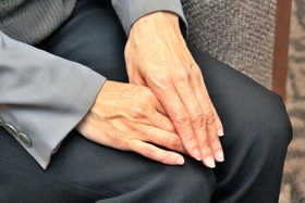 母の死後、弟を施設に入れるかどうかで悩んだユリ。「人生を変えてしまう選択ですから」=神戸市内 母の死後、弟を施設に入れるかどうかで悩んだユリ。「人生を変えてしまう選択ですから」=神戸市内