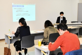 社会人向けのインターンシッププログラムの説明を聞く参加者=東京都中央区京橋1 社会人向けのインターンシッププログラムの説明を聞く参加者=東京都中央区京橋1