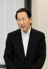 就任あいさつで新聞の価値について語る竹内弘明会長=神戸市中央区栄町通1 就任あいさつで新聞の価値について語る竹内弘明会長=神戸市中央区栄町通1