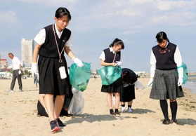砂浜でごみを拾う中学生ら=須磨海水浴場 砂浜でごみを拾う中学生ら=須磨海水浴場