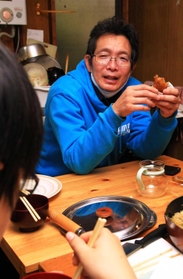 中高生のきょうだい児とおしゃべりしながら、ご飯を食べる黒田。みんなに気を配り、うまく場を盛り上げる=神戸市長田区 中高生のきょうだい児とおしゃべりしながら、ご飯を食べる黒田。みんなに気を配り、うまく場を盛り上げる=神戸市長田区
