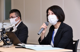 神戸市西区の6歳男児がなくなったことを受け、記者会見する市こども家庭局の丸山佳子副局長(右)と市こども家庭センターの高橋顕副所長(左)=23日午後、神戸市中央区加納町6、神戸市役所(撮影・長嶺麻子) 神戸市西区の6歳男児がなくなったことを受け、記者会見する市こども家庭局の丸山佳子副局長(右)と市こども家庭センターの高橋顕副所長(左)=23日午後、神戸市中央区加納町6、神戸市役所(撮影・長嶺麻子)