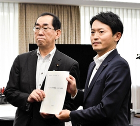 協力を確認した松本剛明総務相(左)と斎藤元彦知事=東京都千代田区 協力を確認した松本剛明総務相(左)と斎藤元彦知事=東京都千代田区