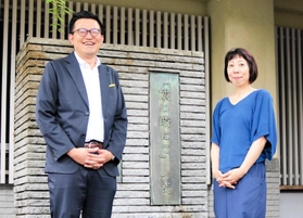 「城の崎にて」の新訳本で写真を手がける川内倫子さん(右)と冨田健太郎理事長=豊岡市城崎町湯島 「城の崎にて」の新訳本で写真を手がける川内倫子さん(右)と冨田健太郎理事長=豊岡市城崎町湯島