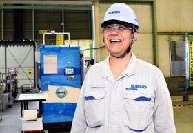 水電解式水素発生装置(HHOG)の試験スペースの前に立つ須田龍生副部長=兵庫県播磨町新島 水電解式水素発生装置(HHOG)の試験スペースの前に立つ須田龍生副部長=兵庫県播磨町新島