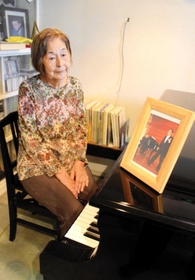 有宗政忠さんがレクイエムを作曲したレッスン室で思い出を語る妻の桂子さん=明石市朝霧町1 有宗政忠さんがレクイエムを作曲したレッスン室で思い出を語る妻の桂子さん=明石市朝霧町1
