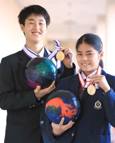 ボウリングの国際大会や全国大会で活躍した尼崎双星高の浅川啓大(左)と西神中の石田万音 ボウリングの国際大会や全国大会で活躍した尼崎双星高の浅川啓大(左)と西神中の石田万音