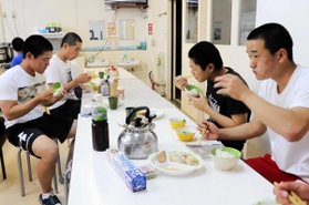 専属の栄養士によって管理された夕食を食べる寮生たち=加東市木梨の社高 専属の栄養士によって管理された夕食を食べる寮生たち=加東市木梨の社高