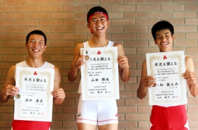 男子1年400メートル障害で表彰台を独占した兵庫勢。(左から)2位の酒井春名、優勝した山田那央、3位の三和龍之介 男子1年400メートル障害で表彰台を独占した兵庫勢。(左から)2位の酒井春名、優勝した山田那央、3位の三和龍之介