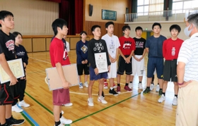 下里修嗣コーチ(右端)の話を聞く明石南のメンバー=明石市の同校 下里修嗣コーチ(右端)の話を聞く明石南のメンバー=明石市の同校