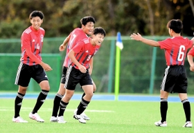 神戸朝鮮高-長田 後半、決勝点となるPKを決めた呉允新(9)を祝福する神戸朝鮮高の選手ら(撮影・中西幸大) 神戸朝鮮高-長田 後半、決勝点となるPKを決めた呉允新(9)を祝福する神戸朝鮮高の選手ら(撮影・中西幸大)