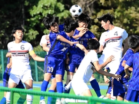 神戸星城-滝川第二 前半、ヘディングで先制点を奪う滝川第二の福田(4) 神戸星城-滝川第二 前半、ヘディングで先制点を奪う滝川第二の福田(4)