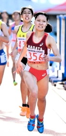 女子七種競技 2位に入った長田の中尾日香(356)は最終種目の800メートルでも力走した=撮影・後藤亮平 女子七種競技 2位に入った長田の中尾日香(356)は最終種目の800メートルでも力走した=撮影・後藤亮平