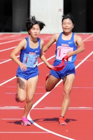 3連覇に照準を合わせる女子・須磨学園。神戸地区予選で1区の石松愛朱加(右)、2区の福永愛佳ら分厚い選手層を誇る=三木市 3連覇に照準を合わせる女子・須磨学園。神戸地区予選で1区の石松愛朱加(右)、2区の福永愛佳ら分厚い選手層を誇る=三木市