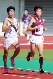 3年連続の県大会にエースとして挑む男子・滝川の坂本亘生(右)=三木市の三木総合防災公園陸上競技場 3年連続の県大会にエースとして挑む男子・滝川の坂本亘生(右)=三木市の三木総合防災公園陸上競技場
