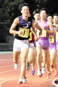 関西学生対校選手権の最終種目、1500メートルで力を振り絞る関学大の川上ヒデル(1)=大阪市、ヤンマーフィールド長居 関西学生対校選手権の最終種目、1500メートルで力を振り絞る関学大の川上ヒデル(1)=大阪市、ヤンマーフィールド長居