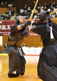 男子団体決勝リーグ・育英-滝川第二 隙を突いて面を決める育英の次鋒谷川(左) 男子団体決勝リーグ・育英-滝川第二 隙を突いて面を決める育英の次鋒谷川(左)