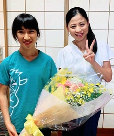 陸上女子1500メートルで日本記録を樹立した田中希実(左)。レース翌日、前日本記録保持者の小林祐梨子さんから祝福を受けた=8月24日、小野市内(小林さん提供) 陸上女子1500メートルで日本記録を樹立した田中希実(左)。レース翌日、前日本記録保持者の小林祐梨子さんから祝福を受けた=8月24日、小野市内(小林さん提供)