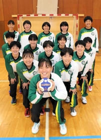 ハンドボールの日本選手権に初出場する神戸星城高のメンバー=神戸市須磨区の同校 ハンドボールの日本選手権に初出場する神戸星城高のメンバー=神戸市須磨区の同校