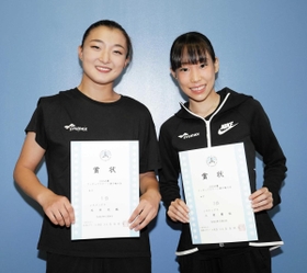 近畿選手権で1位に輝いた坂本花織(左)と3位に入った三原舞依=大阪府臨海SC 近畿選手権で1位に輝いた坂本花織(左)と3位に入った三原舞依=大阪府臨海SC