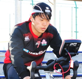 体力向上のためバイクで汗を流す石田吉平(日本ラグビーフットボール協会提供) 体力向上のためバイクで汗を流す石田吉平(日本ラグビーフットボール協会提供)