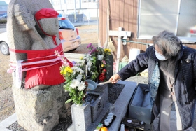 しばり地蔵を参る貴景勝の祖母・関井勢津子さん=神戸市西区 しばり地蔵を参る貴景勝の祖母・関井勢津子さん=神戸市西区