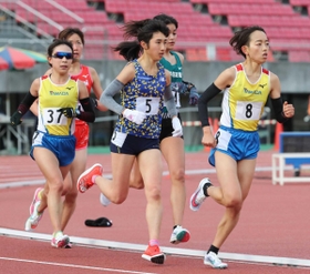 1万メートル レース中盤、2位グループで快走する豊田自動織機TCの田中希実(5)=撮影・辰巳直之 1万メートル レース中盤、2位グループで快走する豊田自動織機TCの田中希実(5)=撮影・辰巳直之