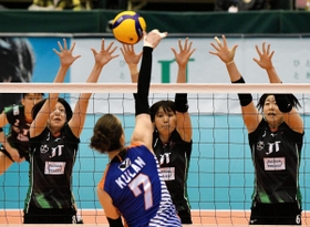 JT-東レ 第1セット、JTは田中、芥川、籾井がブロックするも相手のスパイクをはじき返せず(撮影・後藤亮平) JT-東レ 第1セット、JTは田中、芥川、籾井がブロックするも相手のスパイクをはじき返せず(撮影・後藤亮平)