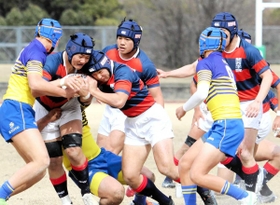 関学-京都成章 前半、体を張って前進する関学フィフティーン 関学-京都成章 前半、体を張って前進する関学フィフティーン