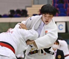 14日の兵庫県女子選手権準々決勝で粘る神戸科技高の田中千晴。同校勢として初めて近畿女子選手権に出場する=神戸市須磨区、グリーンアリーナ神戸(撮影・秋山亮太) 14日の兵庫県女子選手権準々決勝で粘る神戸科技高の田中千晴。同校勢として初めて近畿女子選手権に出場する=神戸市須磨区、グリーンアリーナ神戸(撮影・秋山亮太)